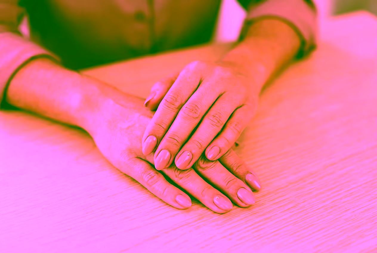 Detalhe de unhas curtas com acabamento nude rosé delicado